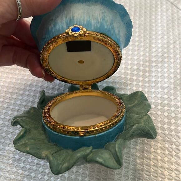 Vintage resin Morning glory hinged trinket box blue w/gold trim small chip GVC - Picture 4 of 6
